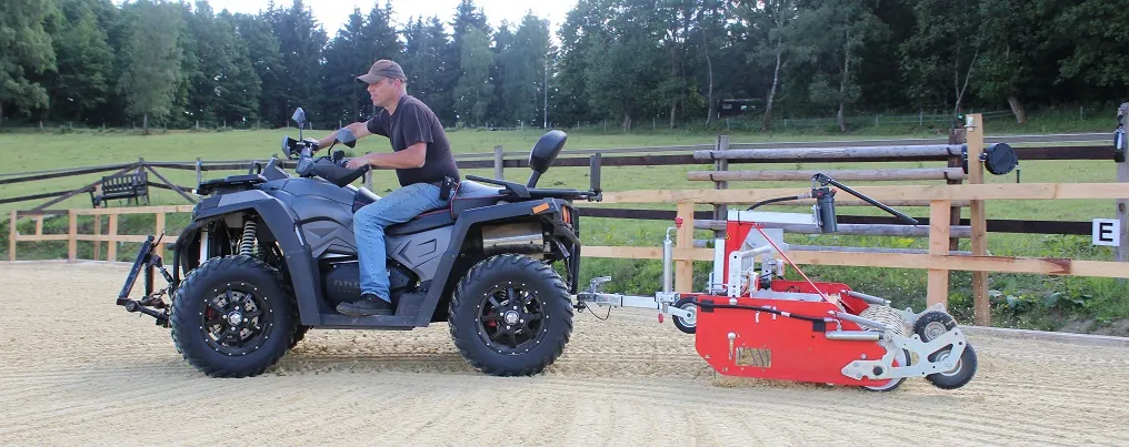 Floor-Care AHK 1,45 m achter een grijze quad, zijaanzicht