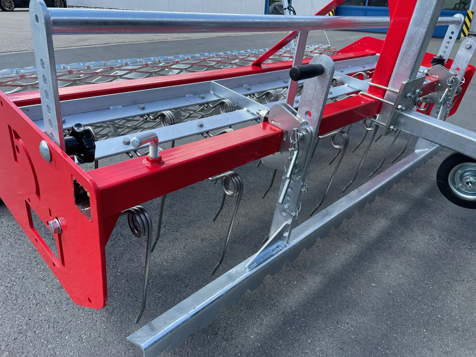 Floor-Care AHK 145/200: close-up van het rode frame met veertanden, gaasrol en verstelhendel