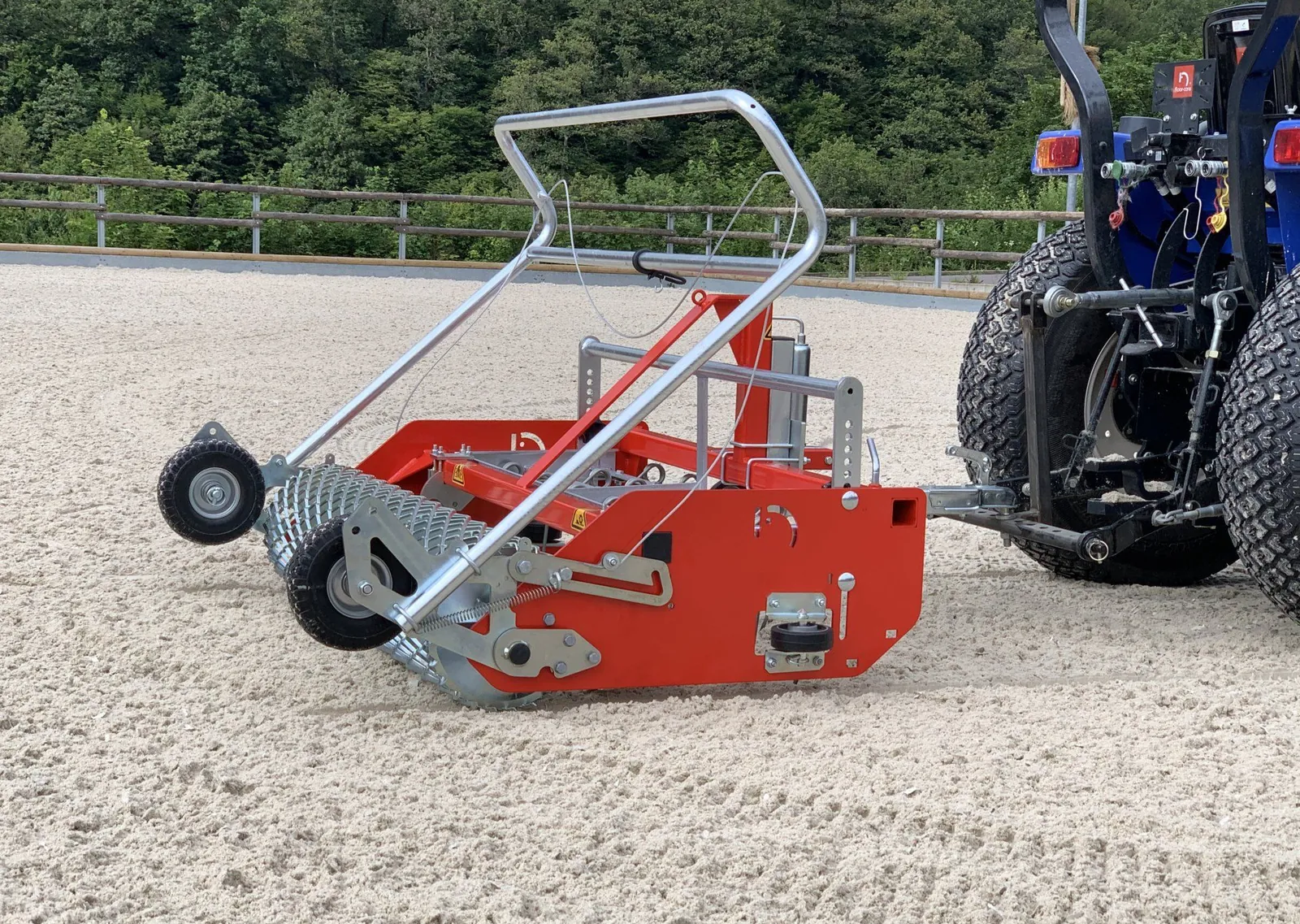 Floor-Care AHK 145/200 met beugel achter een blauwe compacte trekker