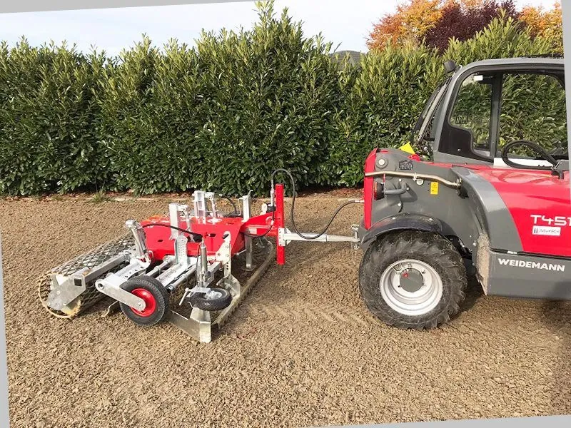 Floor-Care AHK achter een minishovel in een zandbak