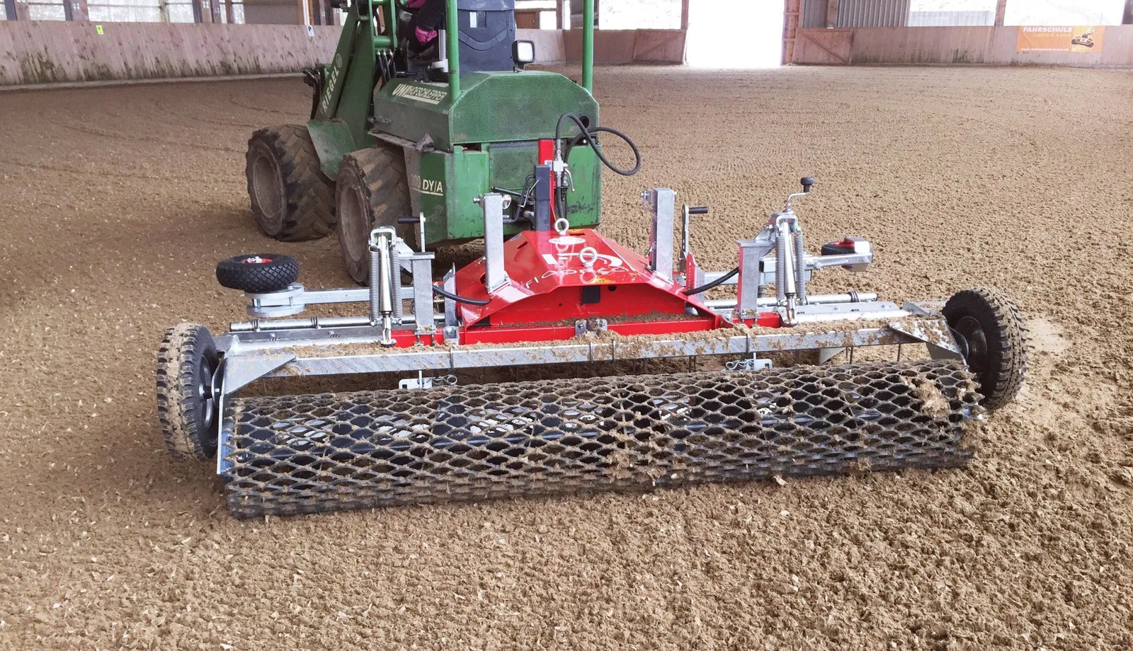 Floor-Care AHK achter een groene minishovel in een hal
