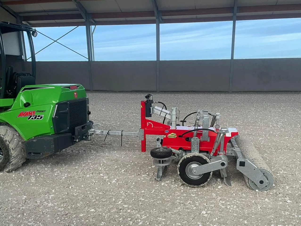 Floor-Care AHK achter een groene minishovel in een overdekte hal