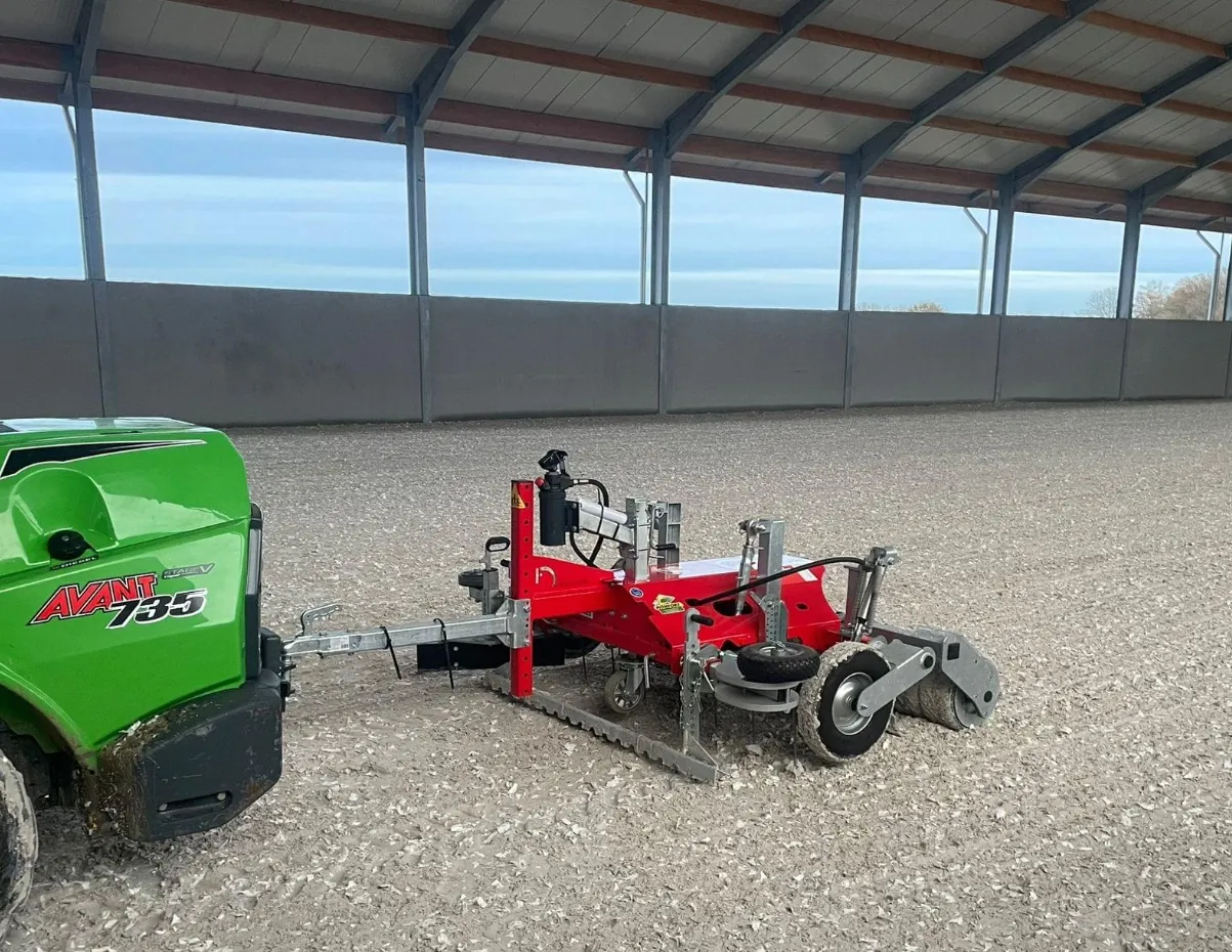 Floor-Care AHK achter een minishovel, van een andere kant