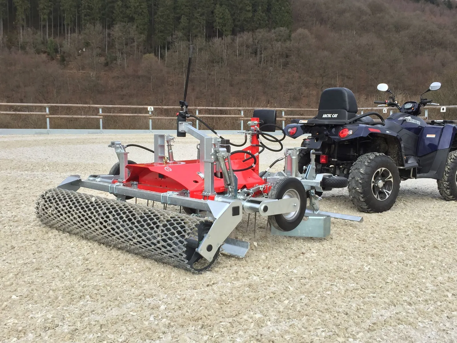 Floor-Care AHK met gaasrol en een Arctic Cat-quad in een buitenbak