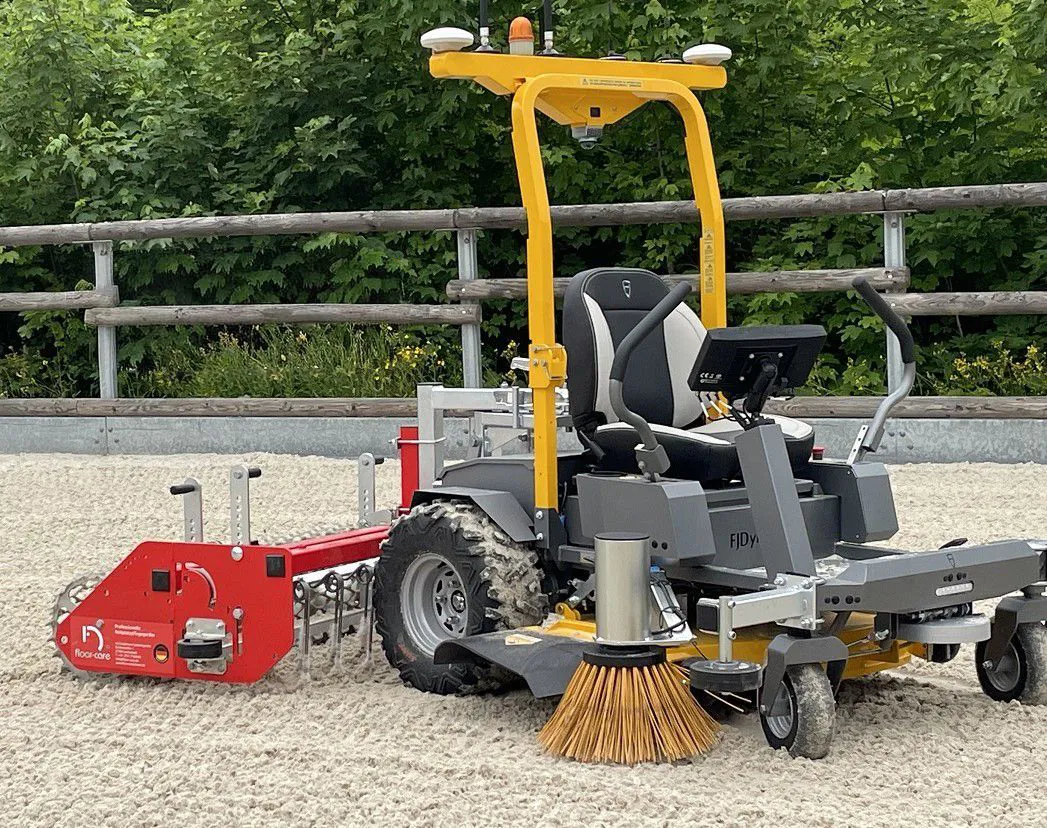 Floor-Care E-ROBOT met maairobot en hoefslagbezem