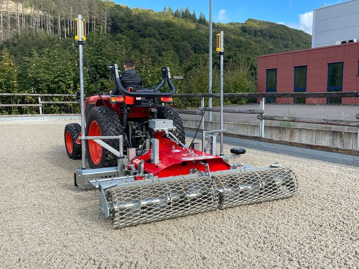 Floor-Care NEVUS aan een rode trekker in een buitenbak