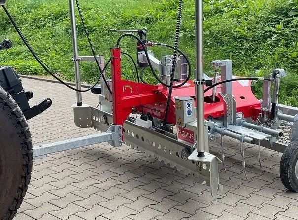 Floor-Care NEVUS aan een trekker, schuin van achteren