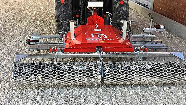 Floor-Care ONE achter een trekker in een zandbak