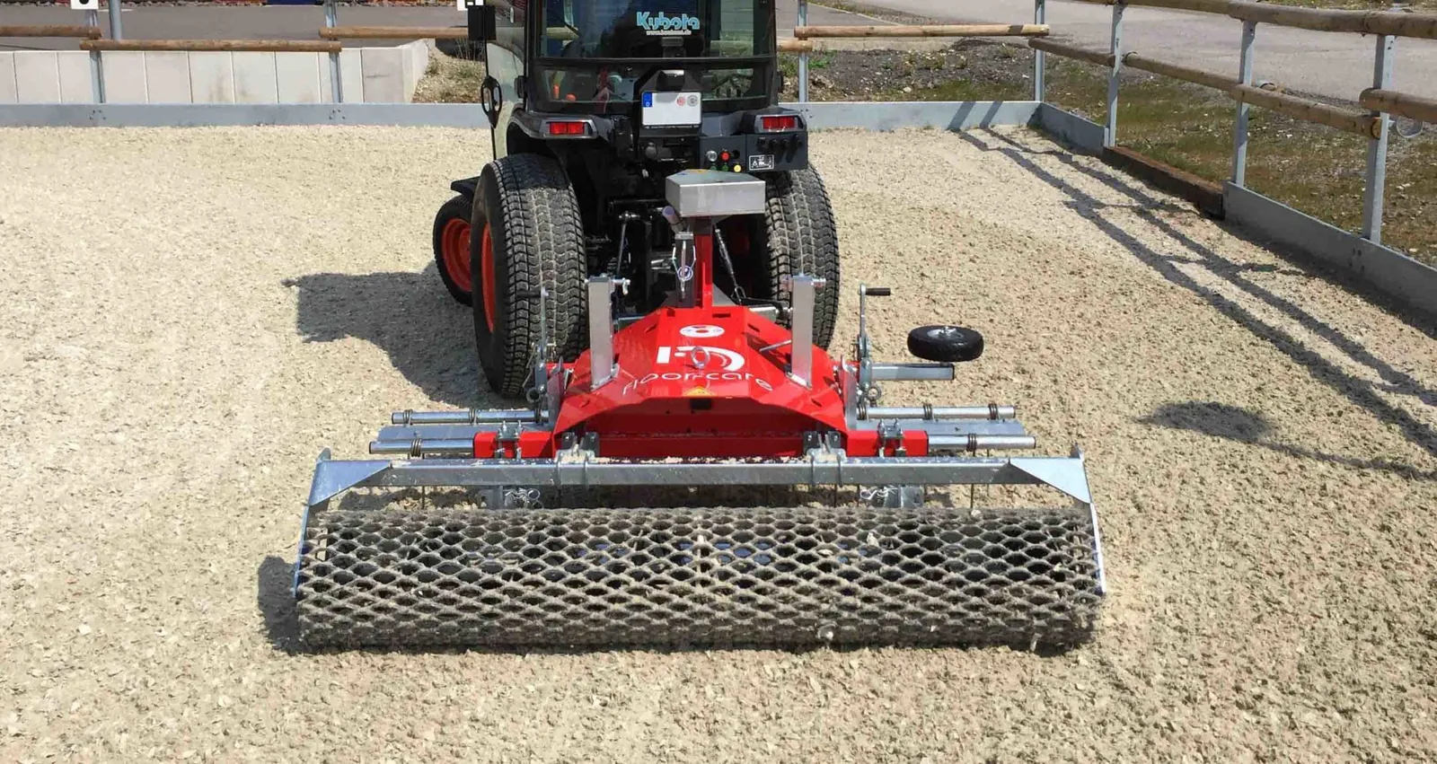 Floor-Care ONE aan een trekker in een zandbak