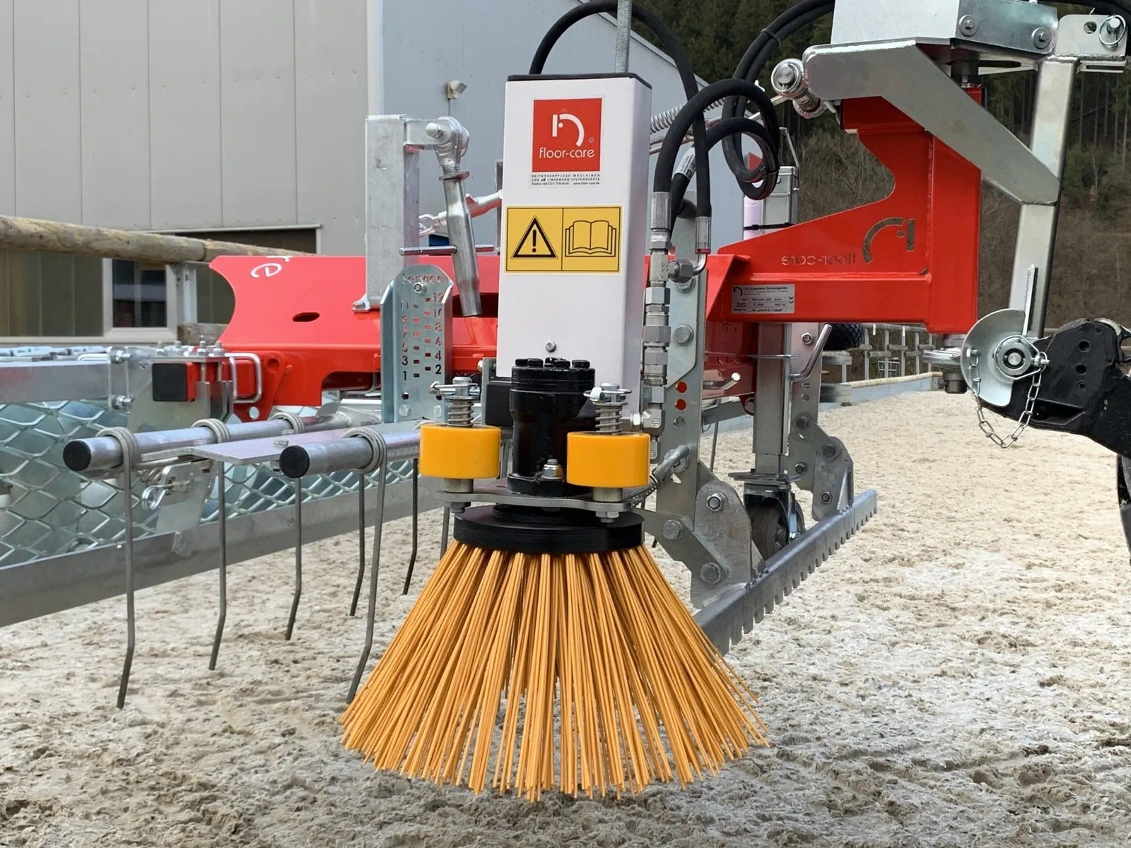 Floor-Care ONE met hoefslagbezem aan een trekker