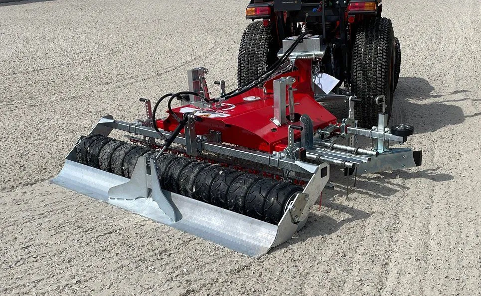 Floor-Care PREMIUM aan een trekker, close-up van schild en rol