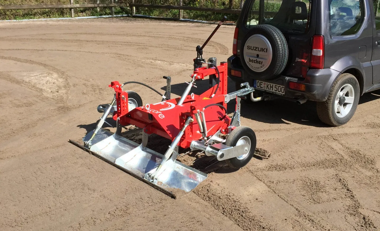 Floor-Care TRAIL achter een terreinwagen in een zandbak