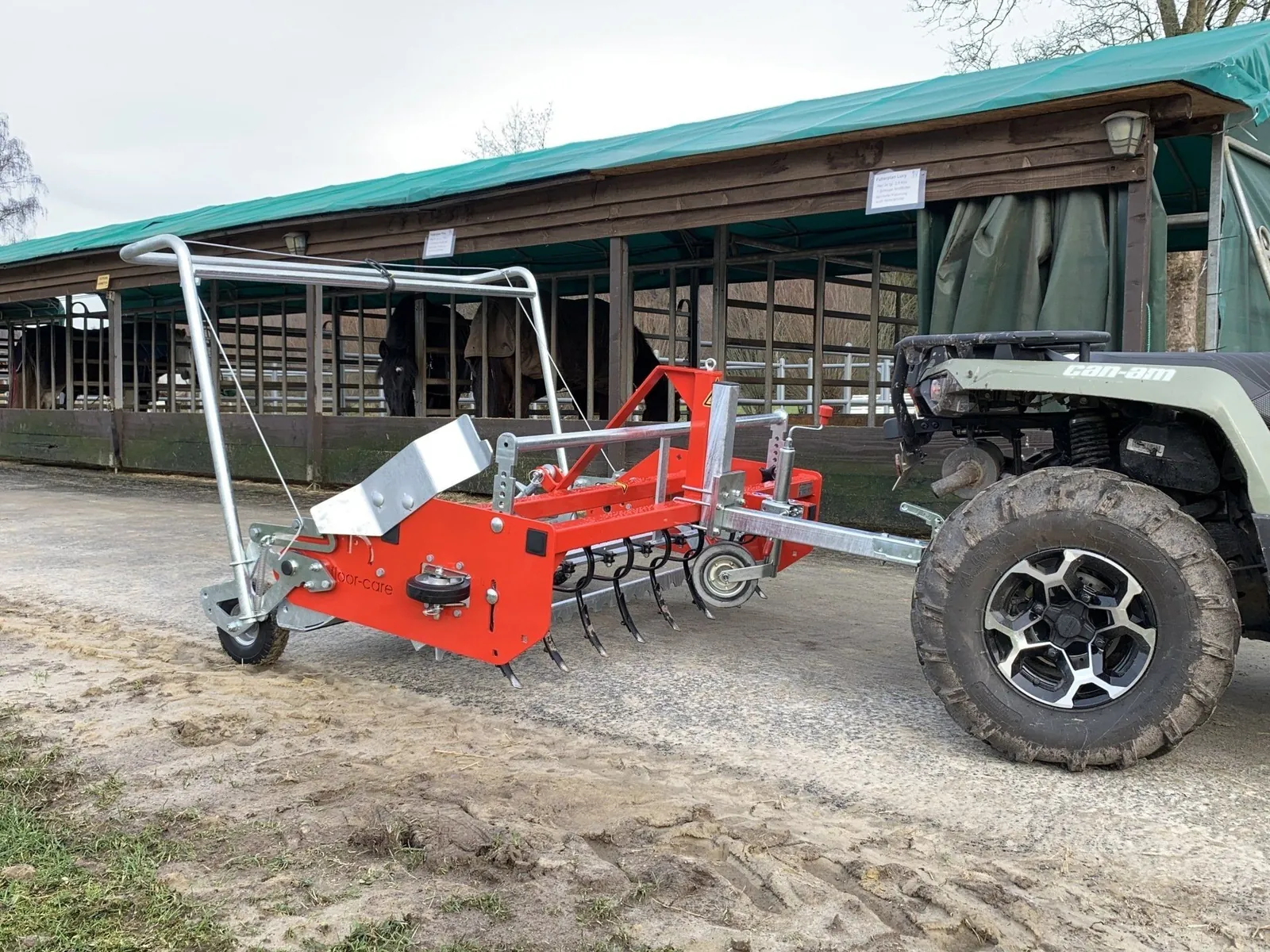 Floor-Care TRAIL AHK 1,45 m achter een terreinwagen bij de stallen