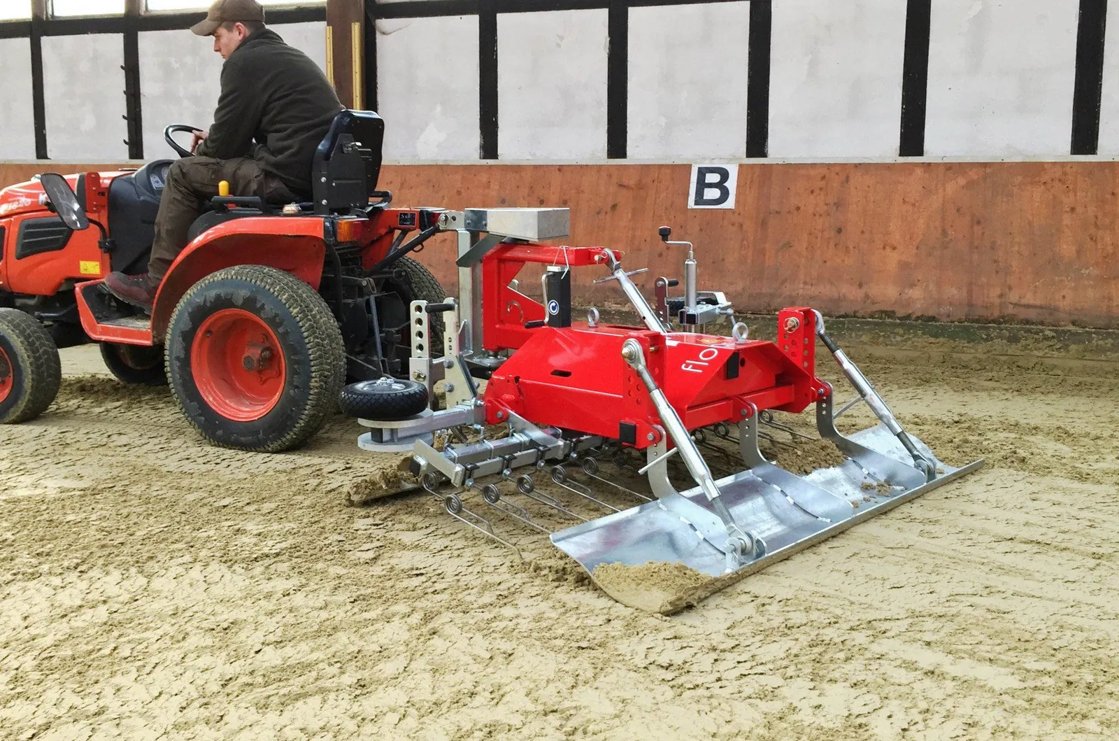 Floor-Care TRAIL aan een trekker in een hal