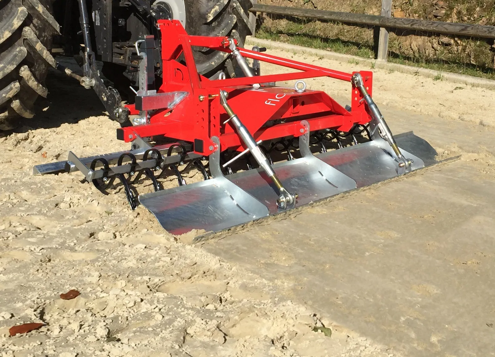 Floor-Care TRAIL aan een trekker, met schild en tanden