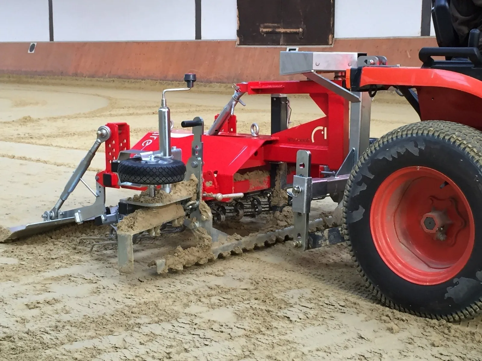 Floor-Care TRAIL aan een rode trekker, zijaanzicht