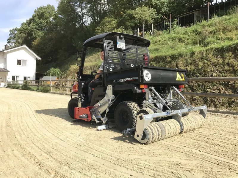 Floor-Care TWO IN ONE bij een stal, een zandbak vlak makend