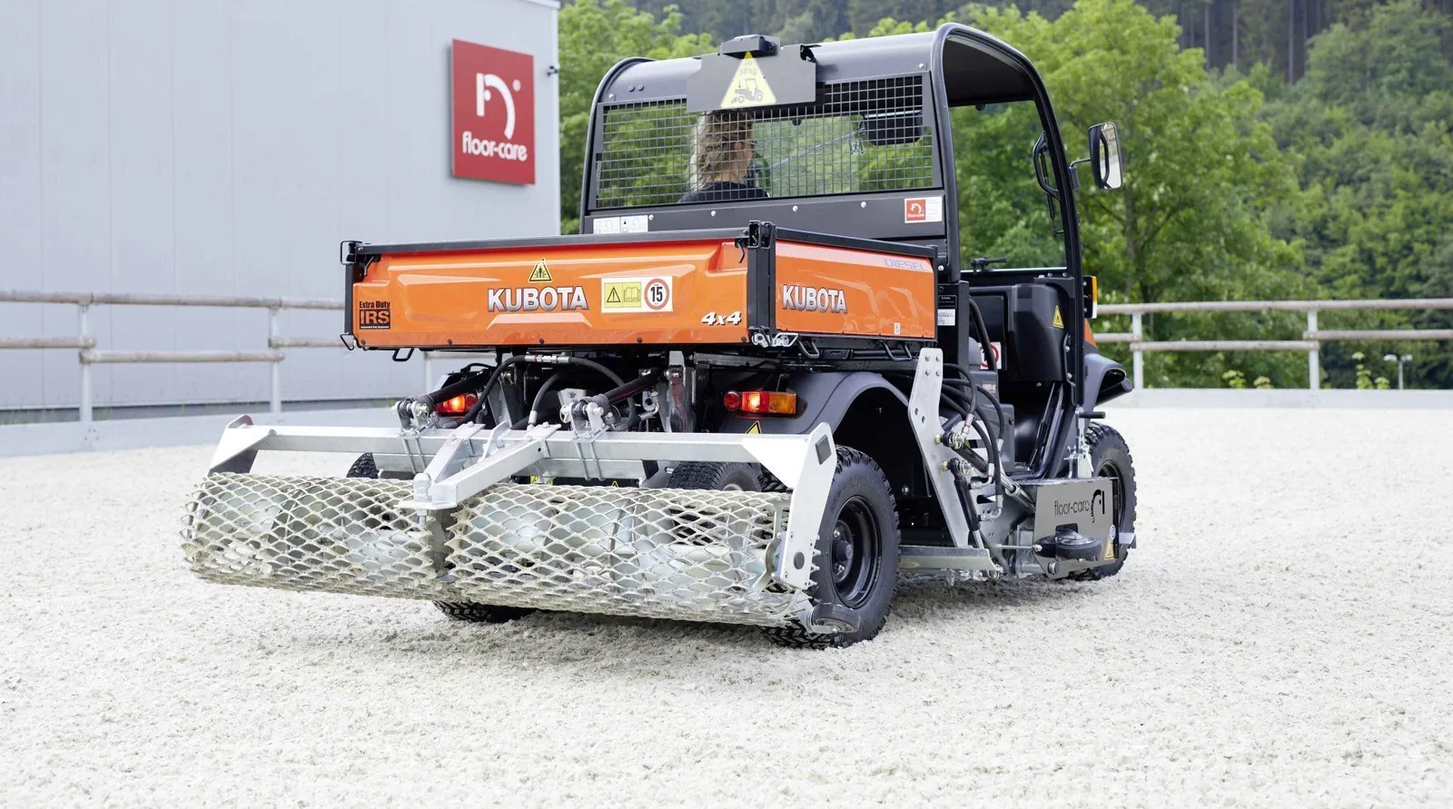 Floor-Care TWO IN ONE in een buitenbak, van achteren