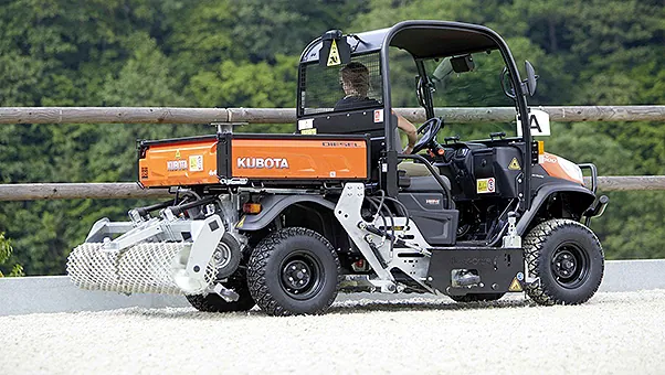 Floor-Care TWO IN ONE: Kubota RTV met manegevlakker